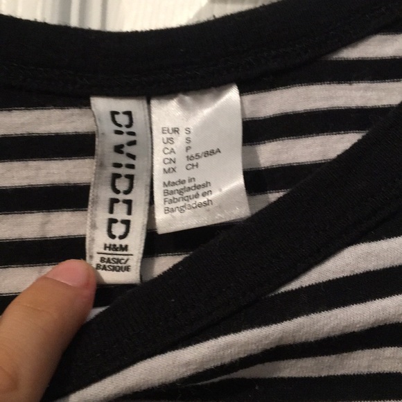 A striped black and white t-shirt - Picture 3 of 4